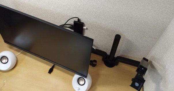 ✝偉大なるモニターアーム✝ PC作業机のマウスパッドがはみ出す
