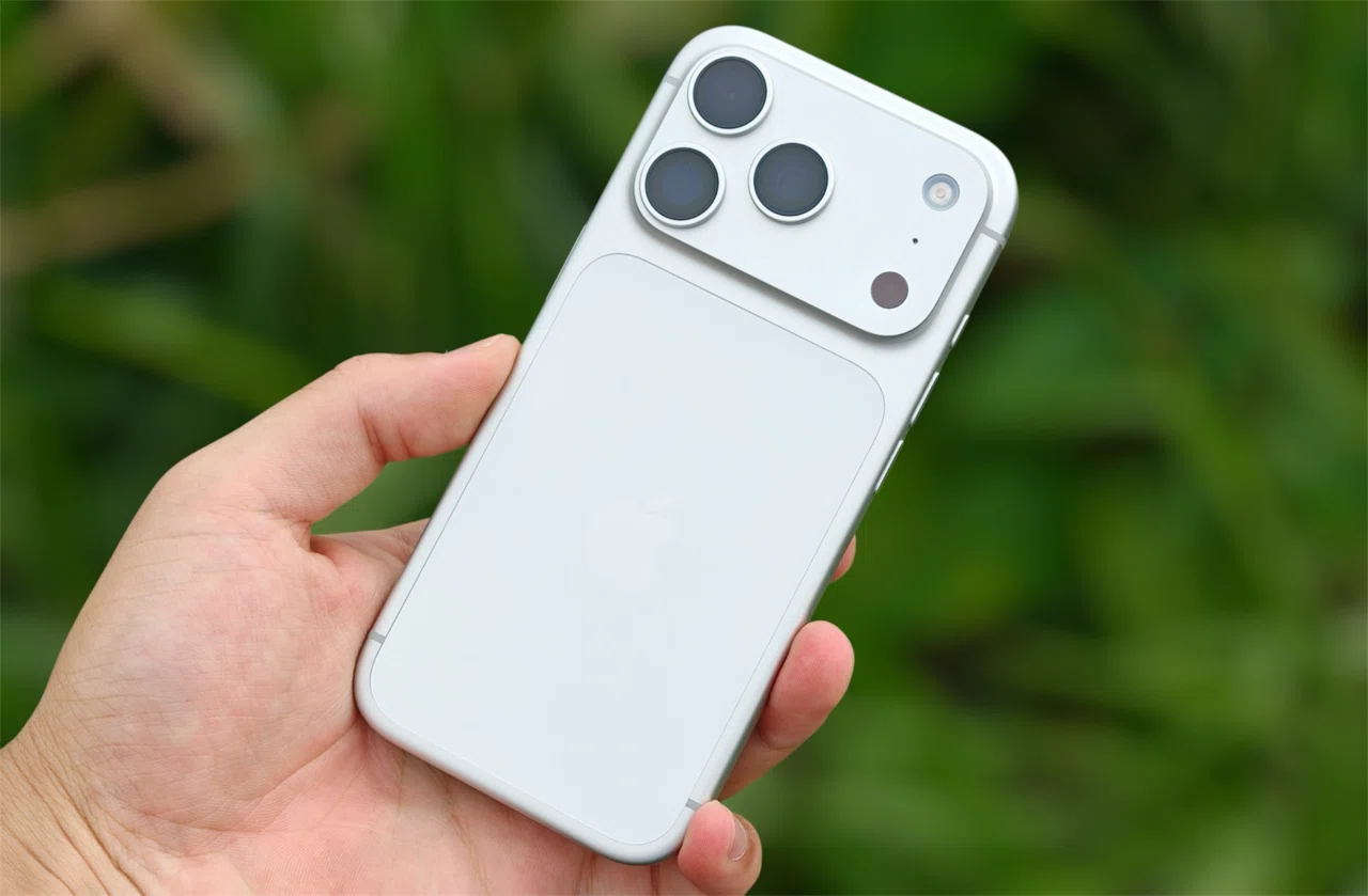 iPhone 17 Pro 買いました。デザイン変更。望遠強化。ファースト