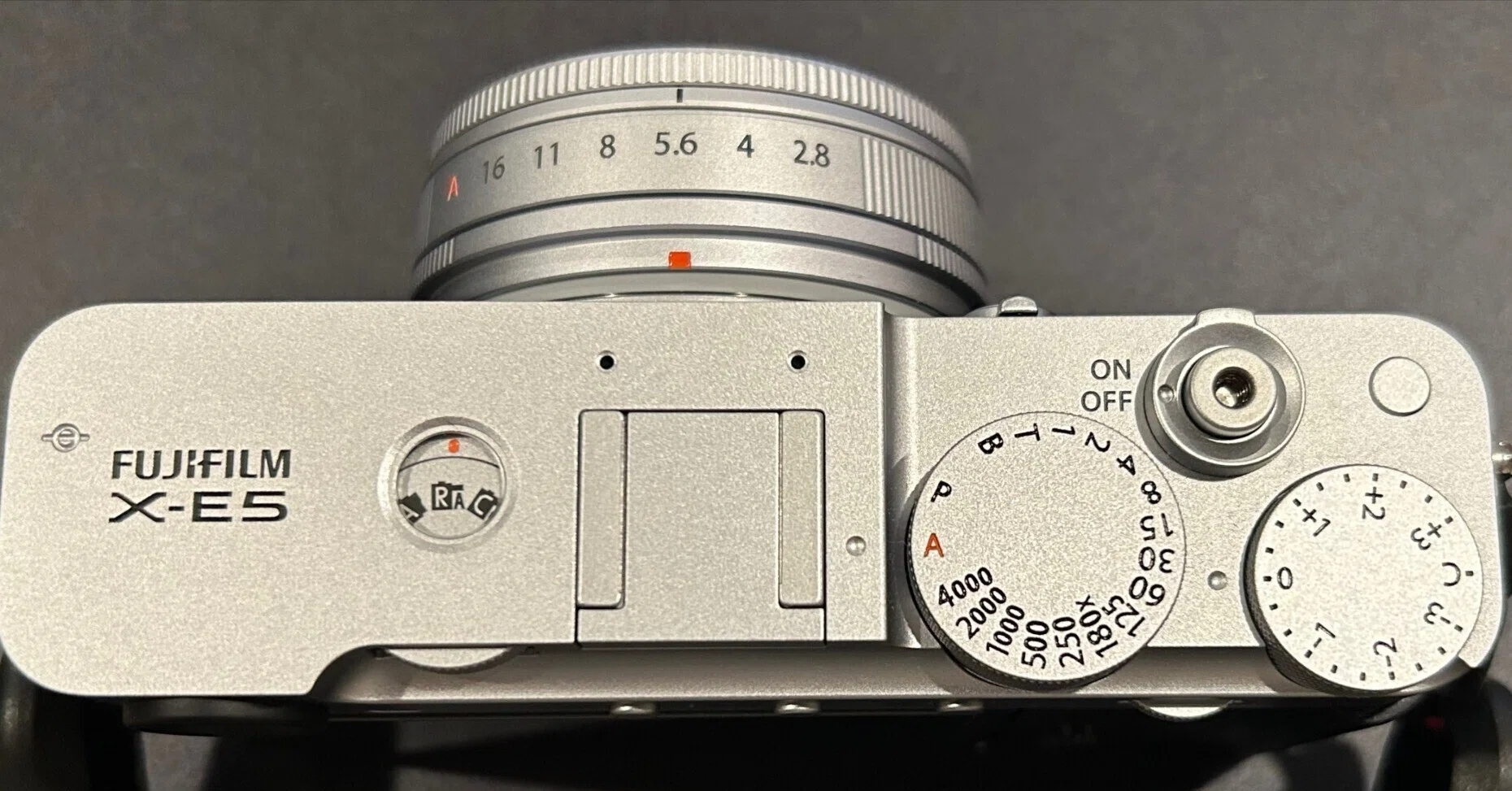 カメラとレンズの話 - Fujifilm X-E5 & XF23mm f/2.8 - バックボタン