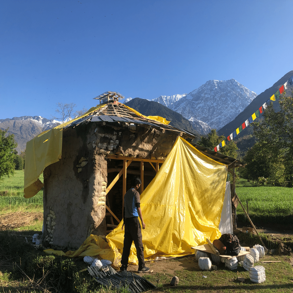 天然スレートの屋根葺き 世界を森にするダラムサラ輝く大地