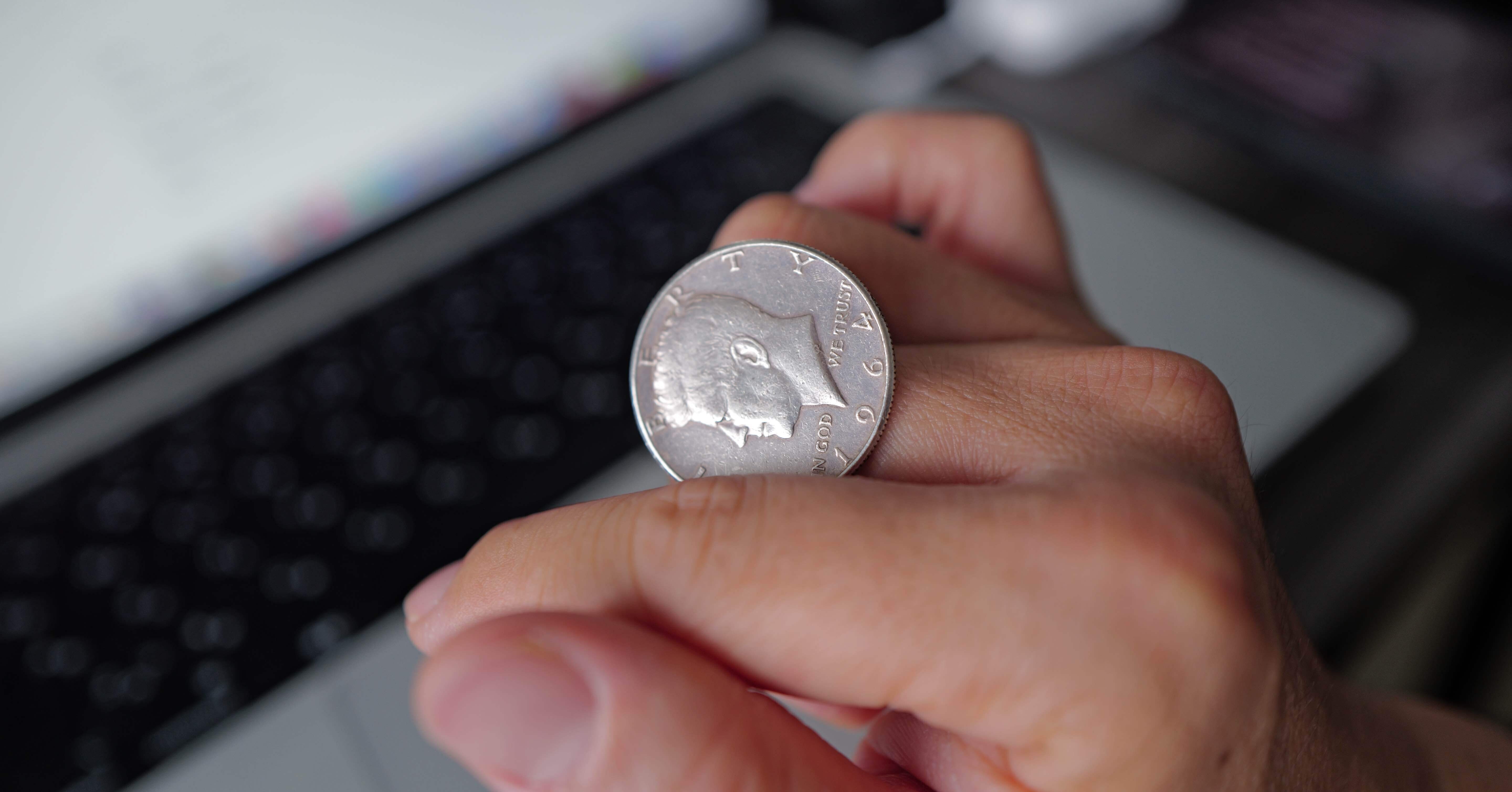 ブラックショーマンの福山雅治が見せた“コインロール”の意味とは？〜心理学で読み解く「手遊び」と思考の関係〜｜山本昌寛(山本マサヤ)