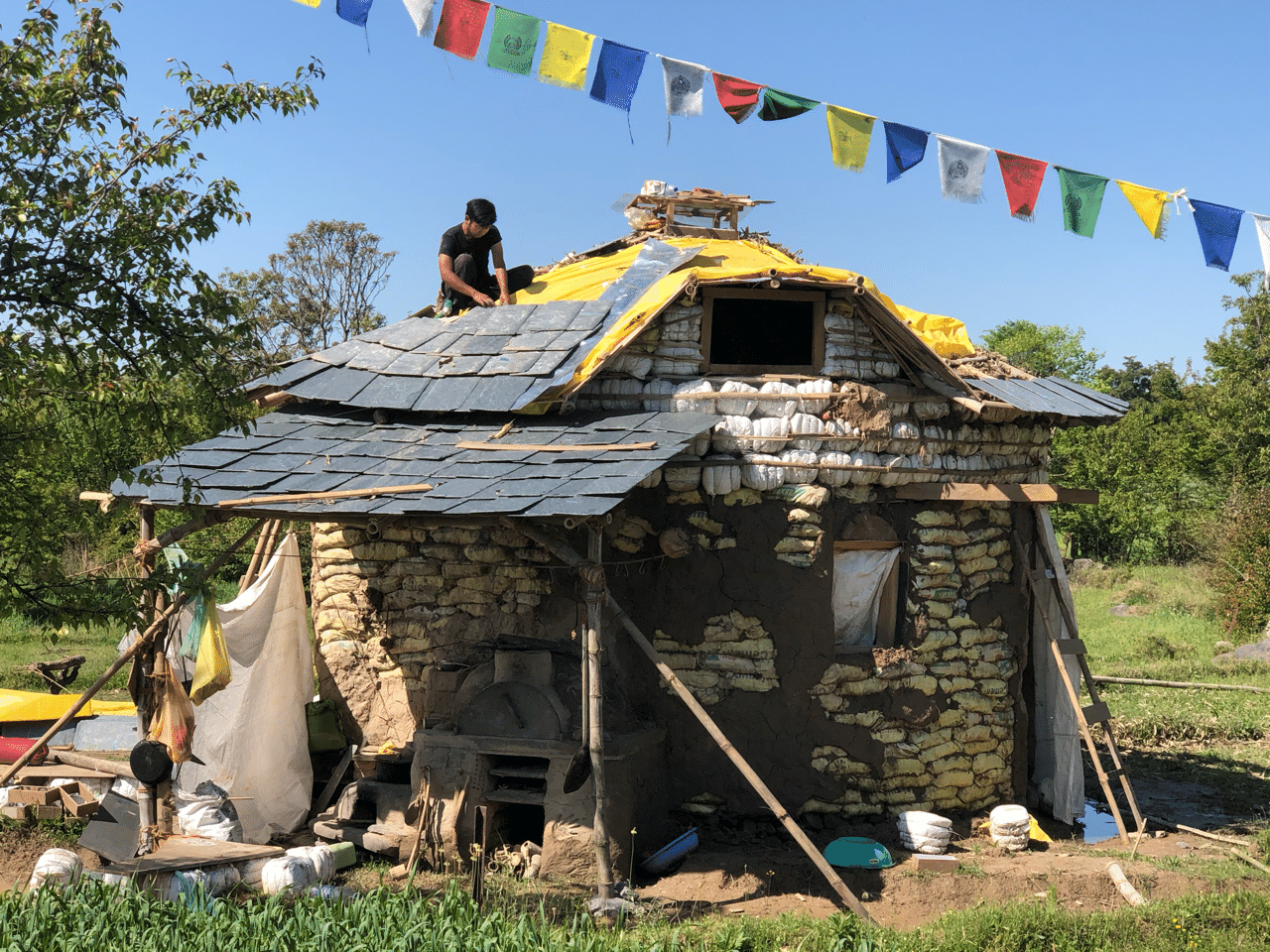 天然スレートの屋根葺き 世界を森にするダラムサラ輝く大地