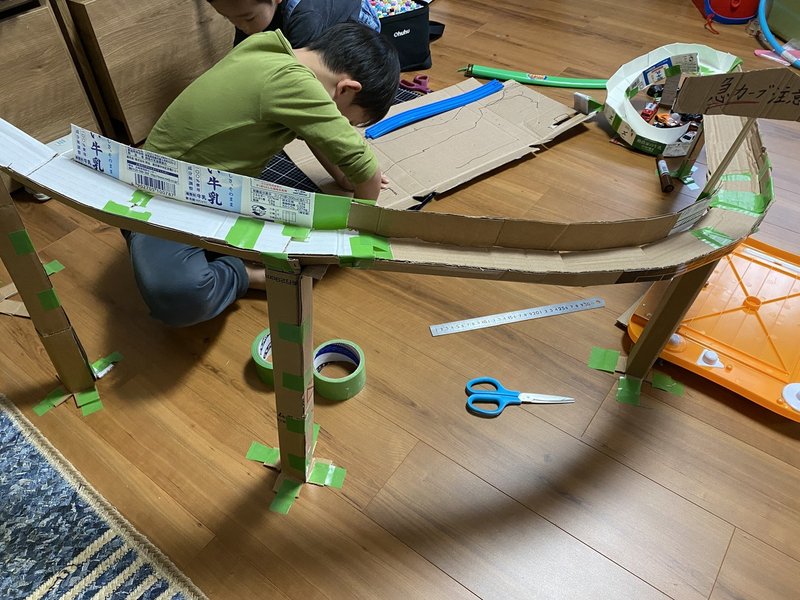 コロナウイルス外出自粛中 3歳6歳男子の家での過ごし方 段ボール工作 土屋麻衣子 不動産の見せ方アドバイザー Note コロナウイルス外出自粛中 3歳6歳男子の家での過ごし方 段ボール工作 土屋麻衣子 不動産の見せ方アドバイザー Note