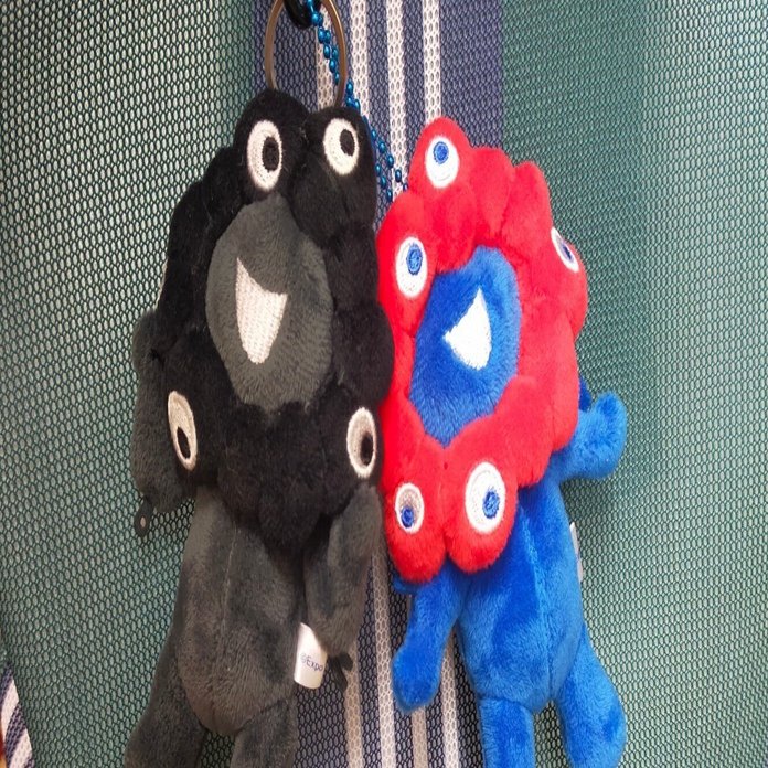 ミャクミャク×ラブブ&黒ミャクミャク カラビナ 座りポーズ ミャクミャク様で対抗する｜sachitabi