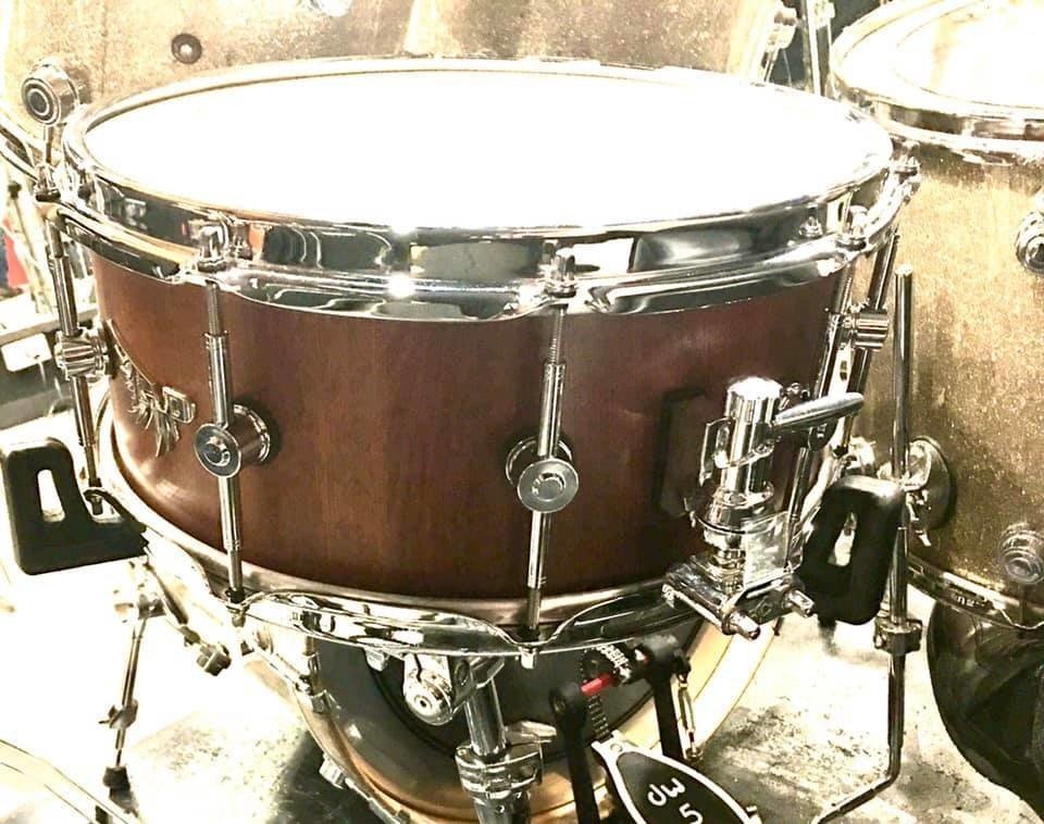 スネアベンチマーク Hendrix Walnut Stave｜深大寺しんぷるてくのろじ