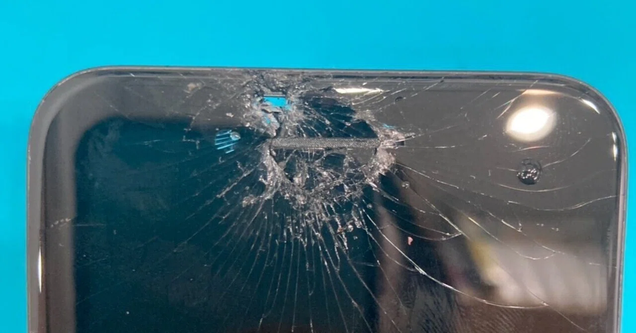 Cracked Screen iPhone SE2｜スマホ修理工房Rinkan