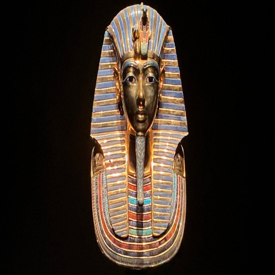 前後左右、そして下からも！ツタンカーメンの財宝をじろじろ眺める