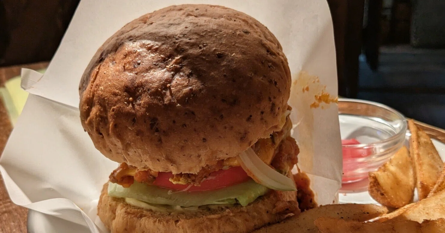 デラックスチーズバーガー＠RED WOOD(岐阜県可児市)｜バババイン