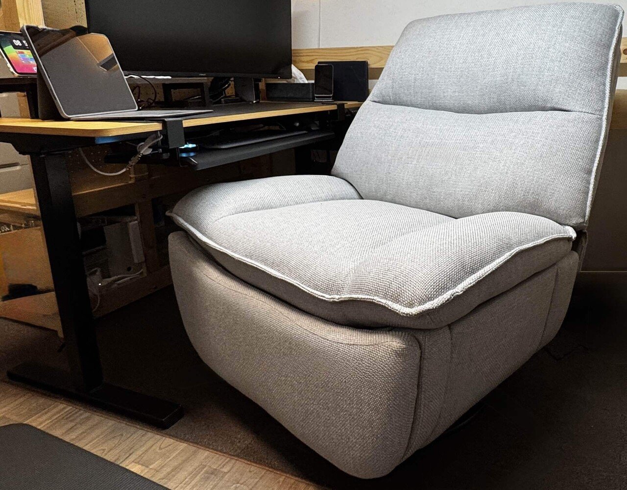 腰痛持ちが選んだ最高の一人用ソファ｜FLEXISPOT Lotus Proレビュー