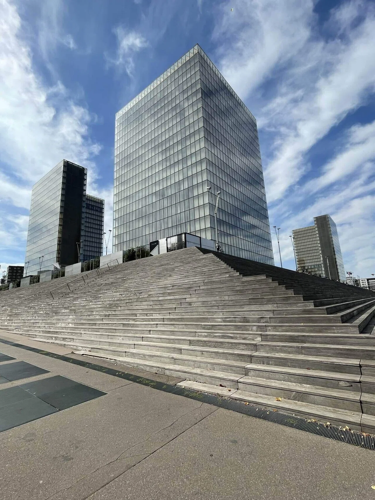 四つの開いた本が囲む、フランス国立図書館｜Tanishima