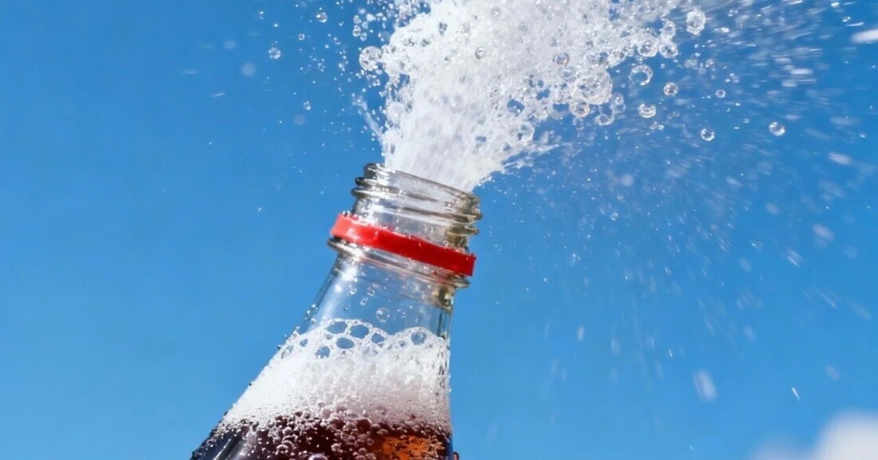 炭酸飲料を振ると吹き出すのはなぜ？｜けっし〜