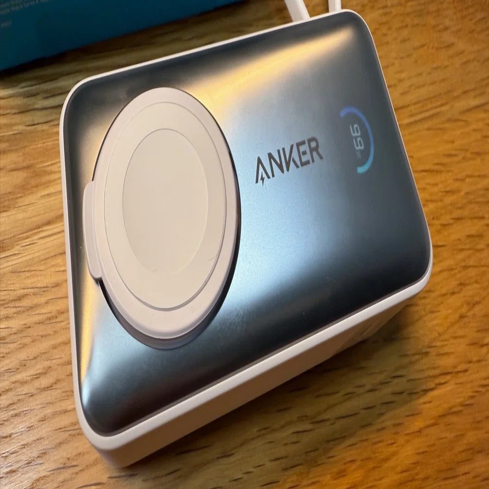 AnkerのApple Watchも充電できるモバイルバッテリー、海外旅行で大活躍 