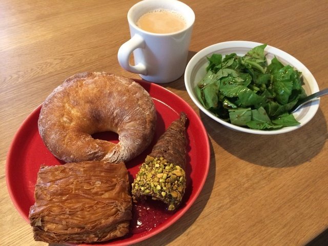 ここはさくさく系のパンがおいしい。ルッコラはいろんなドレッシングで食べていこうと思う。今日は、醤油、サラダ油、酢、味醂。