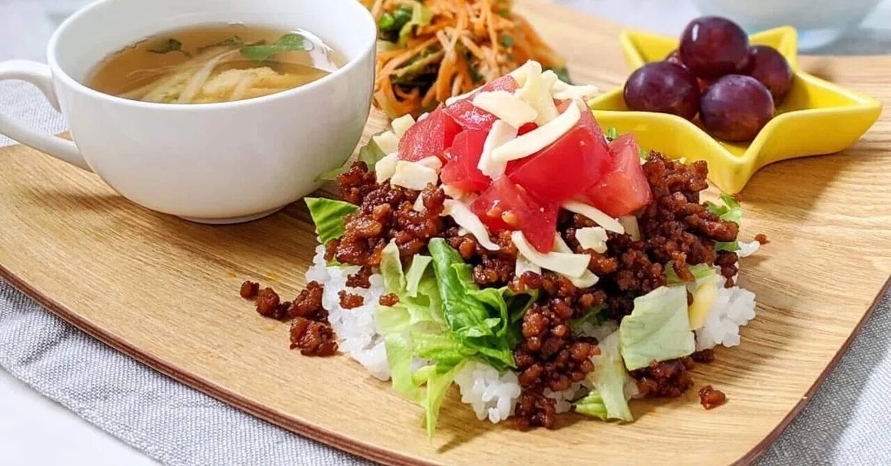 Okinawa Souvenir: I Tried the Cup Noodle Taco Rice Flavor You Eat