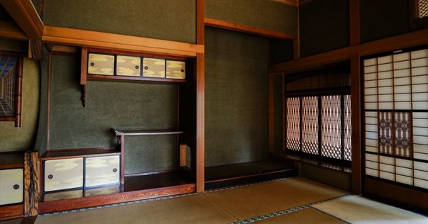 現場で見付けた「笹と雀」の透かし彫り欄間｜伝統建築ラボ｜耐震