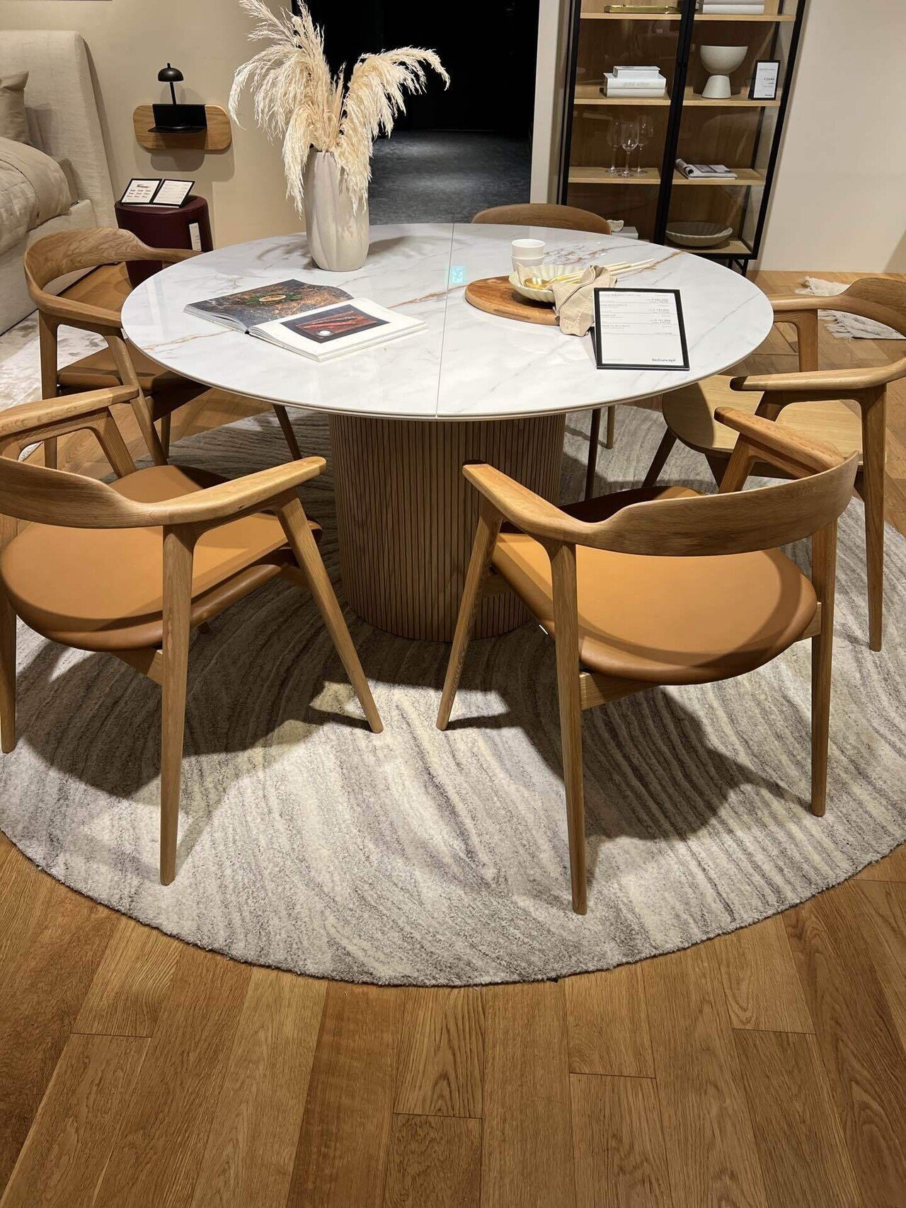 円形ダイニングテーブルの旅｜石膏像ドットコム（脇本）