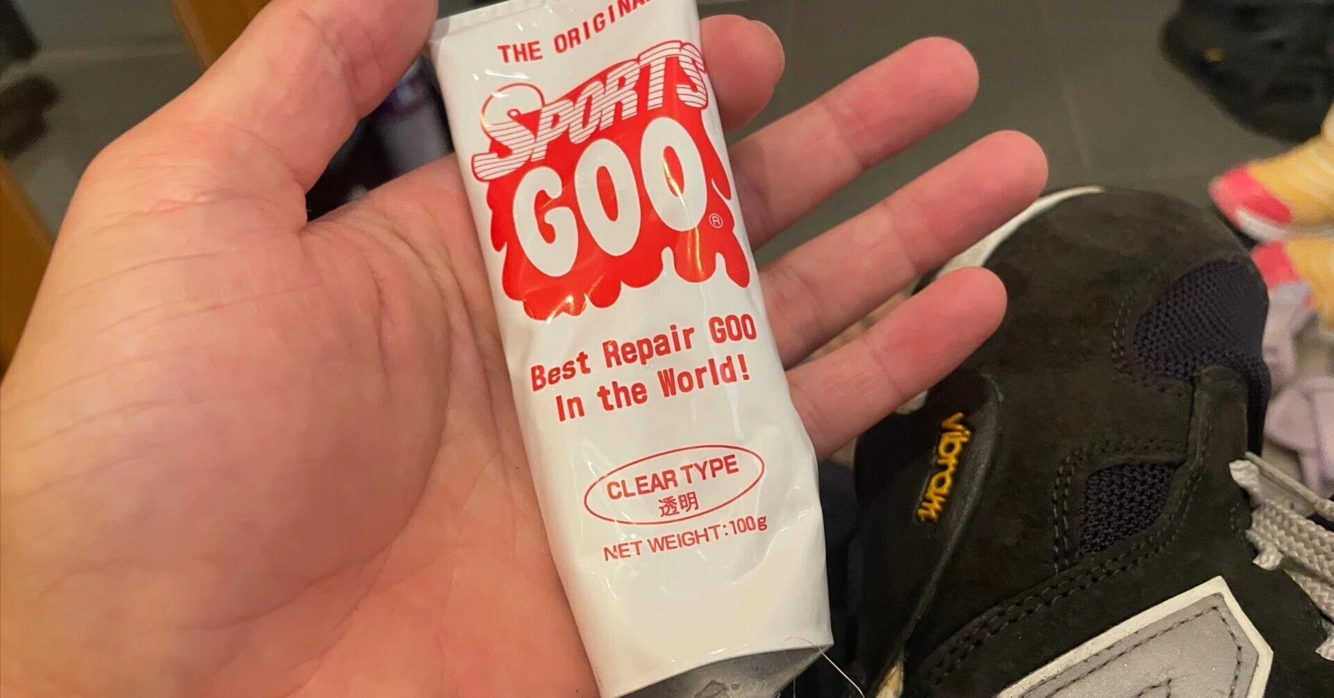 スニーカーの靴底が剥がれた？ 水に強い「シューグー」で簡単に補修 