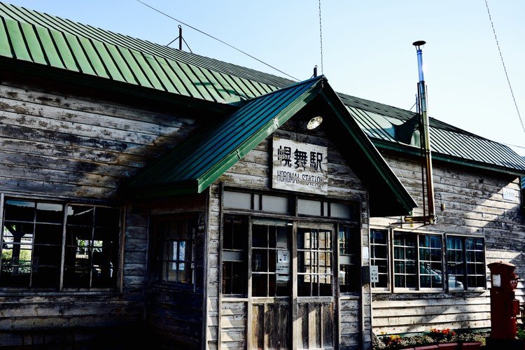 志村けんさんの名演技が光る 「鉄道員」のロケ地  北海道空知郡南富良野町字幾寅仲町  駅舎も悲しそうにしています。