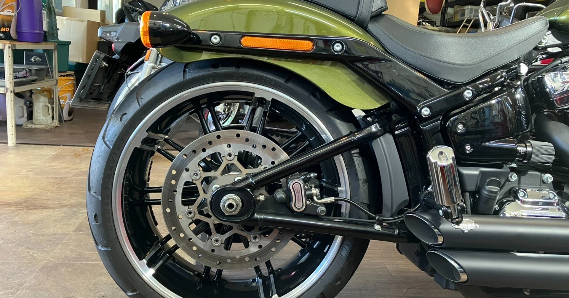 M8 ミルウォーキーエイト ブレイクアウトのリアサスペンション交換