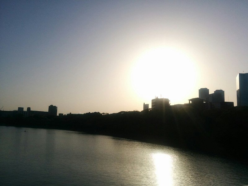 大川昼間の太陽