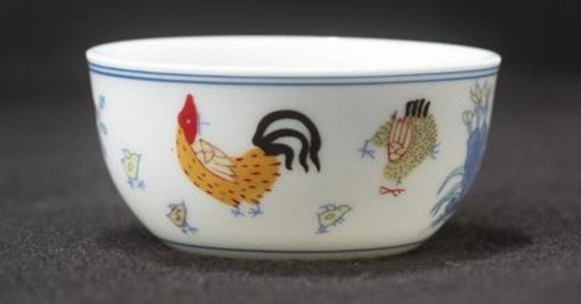 中国美術　大明萬暦年製　花飾湯冷まし ＆大明成化年製 台付盃 杯 2点 中国美術 大明萬暦年製 花飾湯冷まし ＆大明成化年製 台付盃 杯 2点