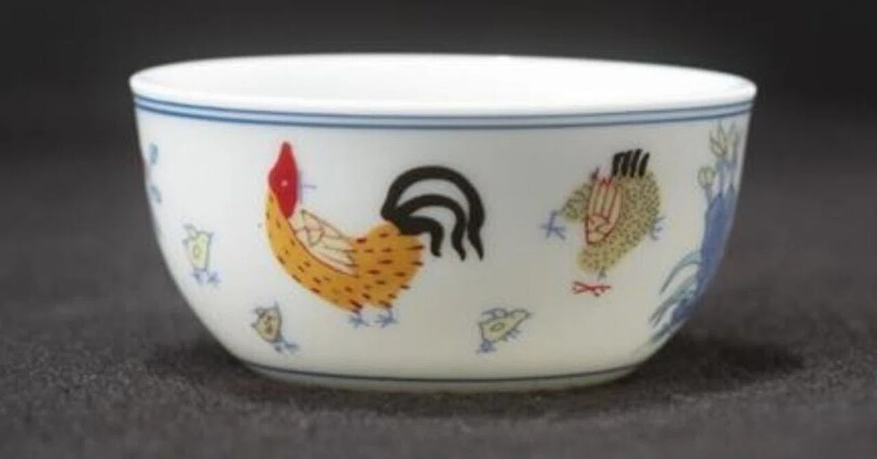 ♦中国 古い倣古品 チキンカップ 大明成化年製 染付色絵 闘彩鶏図 茶碗 骨董品 37億円】世界を驚かせたチキンカップ - 本郷美術骨董館 コラム