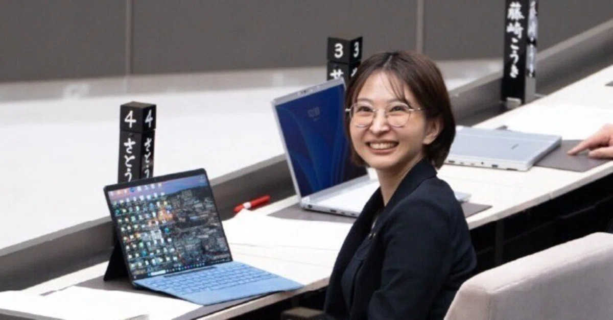 都議会の議席で撮影されたさとうさおりさん