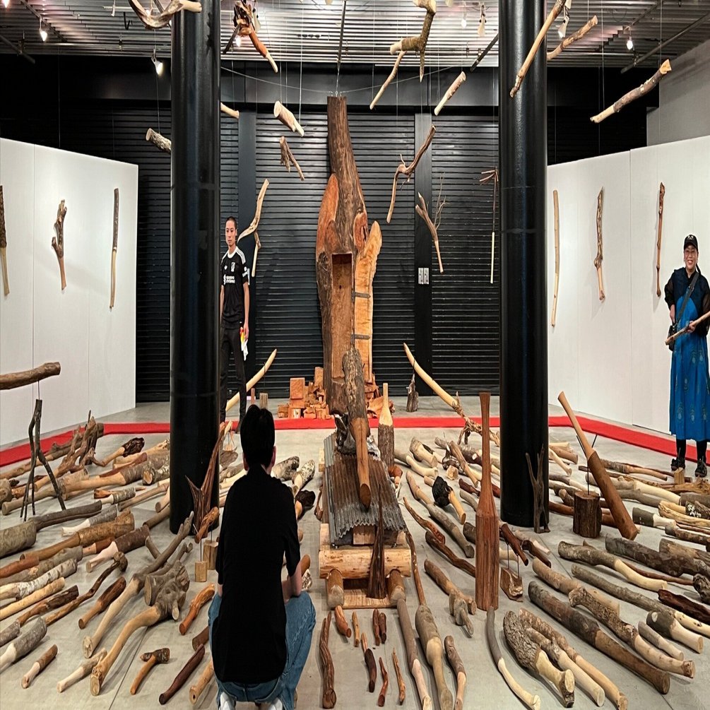 棍棒のある暮らし / 大棍棒展2025「まだ棍棒がある」｜オゼキカナコ