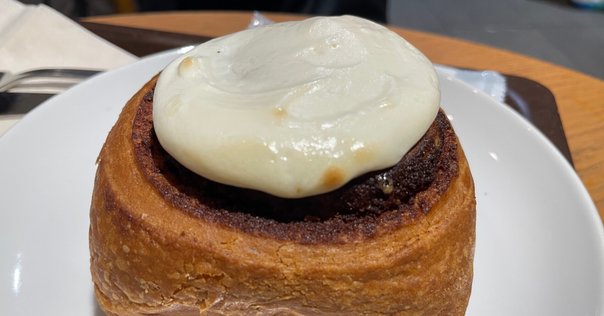 セブンイレブン「ショコラ仕立てのシナモンロール」｜上野ミング