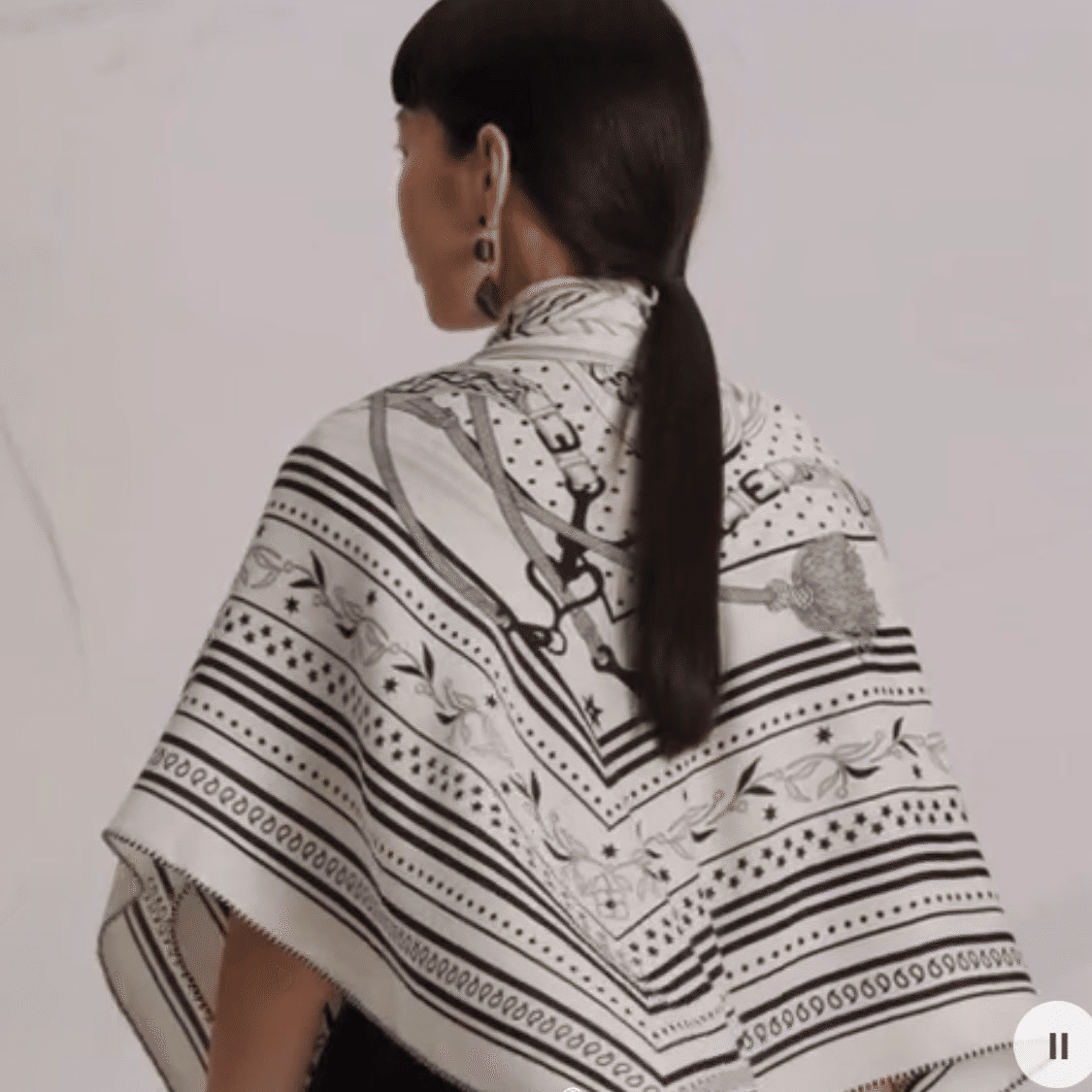 エルメス　カシシル　白黒　バンダナ Hermes】カシミアシルクバンダナ柄2024 | ファッション誌Marisol
