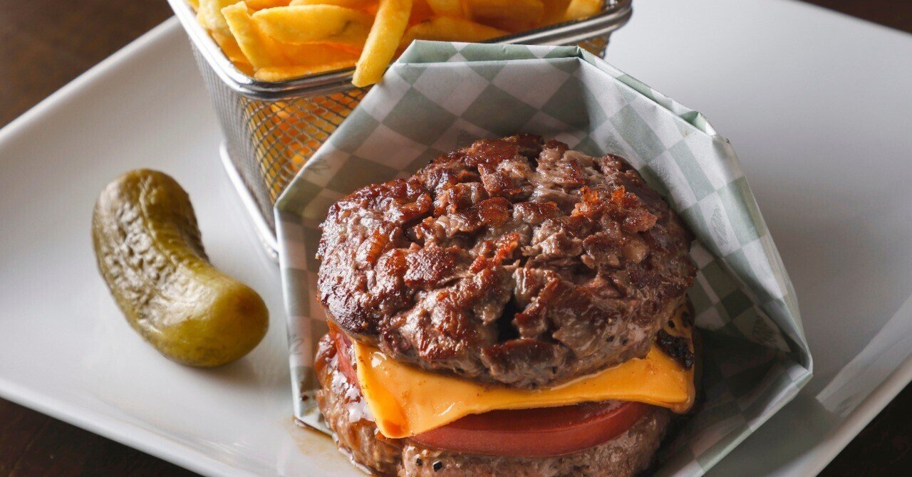 手切りと粗挽き2種の食感と部位を重ねた肉バーガー「Shake Tree