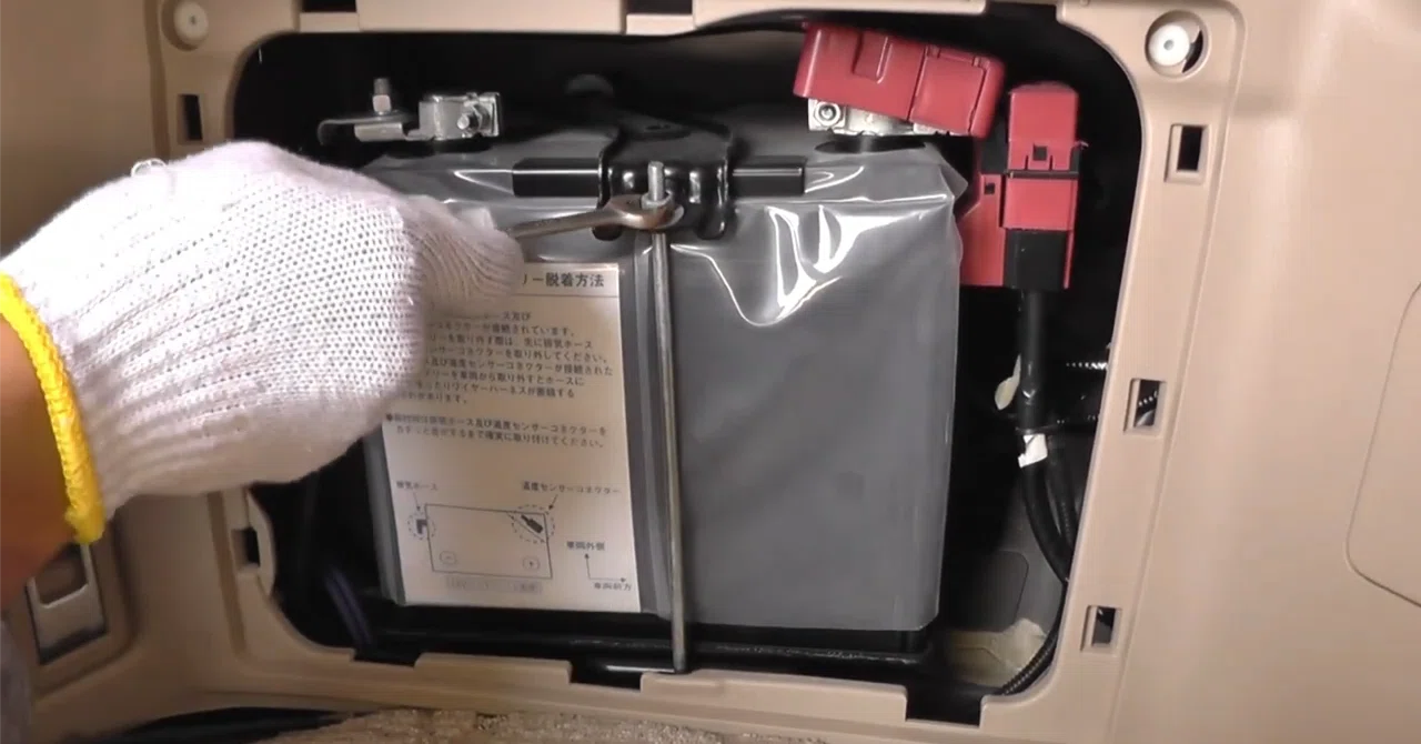 DIY整備】20系ヴェルファイアハイブリッド 補機バッテリー交換方法 DIY整備】20系ヴェルファイアハイブリッド 補機バッテリー交換方法