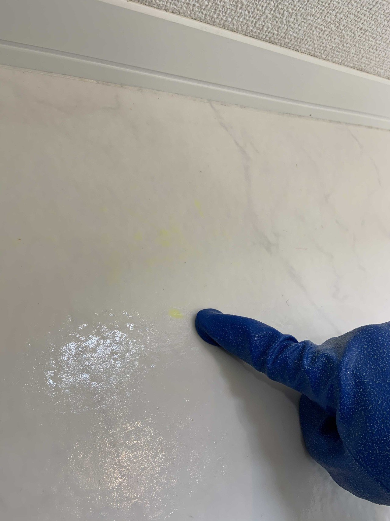 洗面所などの床に多いクッションフロア しかし 白っぽいものは気をつけて 簡単に色 移りします 裏がゴムっぽいマット プラスチック 何かを置いた後は ほとんど取れません ふくい整理収納サービス Note 洗面所などの床に多いクッションフロア しかし 白っぽいものは気をつけて 簡単に色 移りします 裏がゴムっぽいマット プラスチック 何かを置いた後は ほとんど取れません ふくい整理収納サービス Note