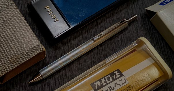 ZEBRA 振り子式　4色ボールペン　廃番 廃番品】ZEBRA ゼブラ 振り子式4色ボールペン - メルカリ