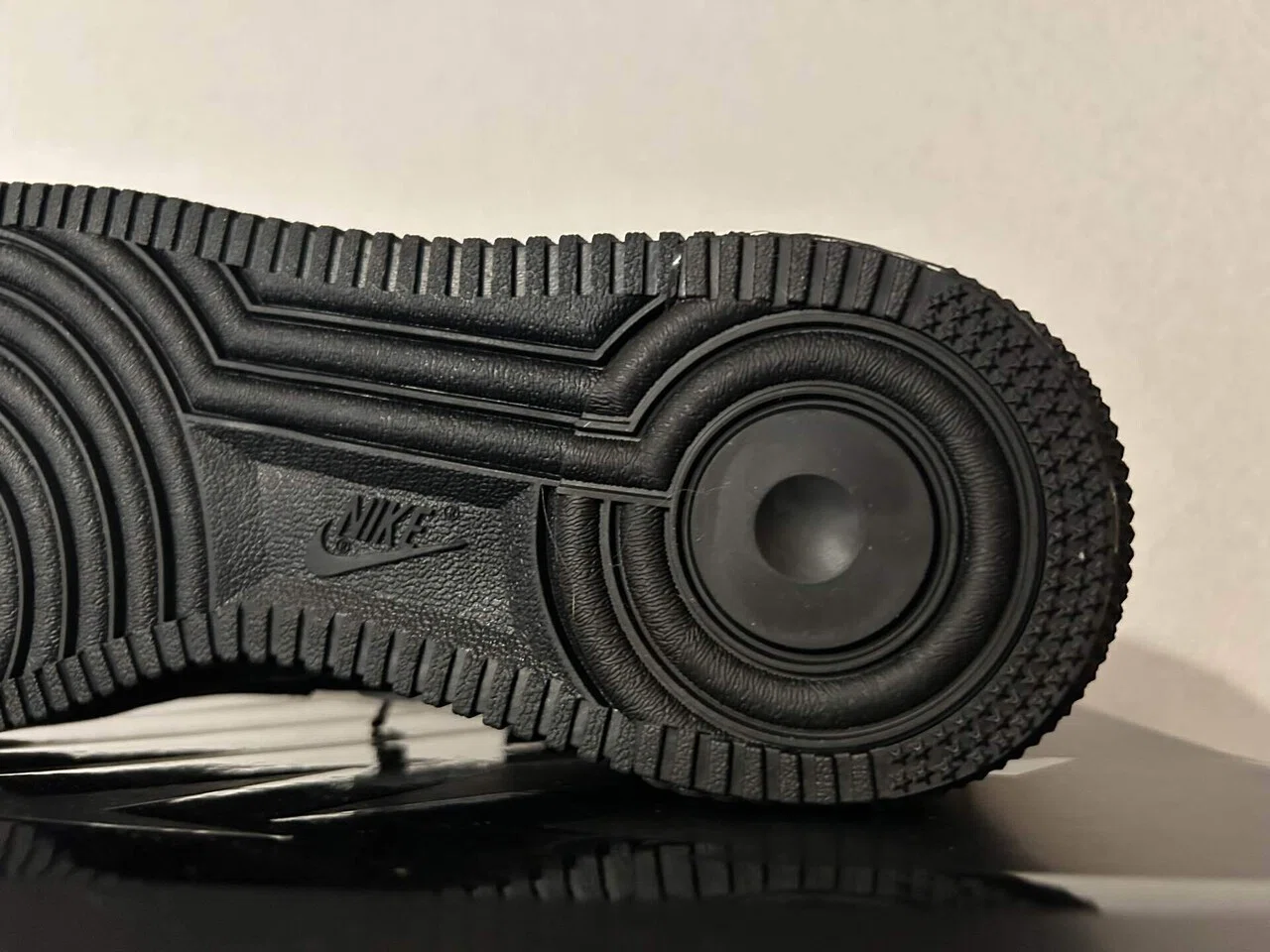 Supremeのエアフォース1のヒールを守るために専用ヒールプロテクターを 