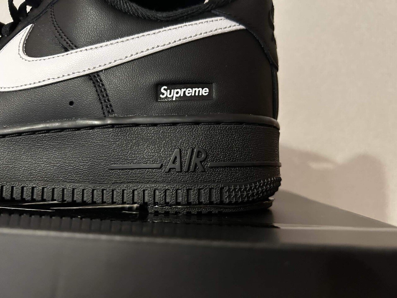 Supremeのエアフォース1のヒールを守るために専用ヒールプロテクターを