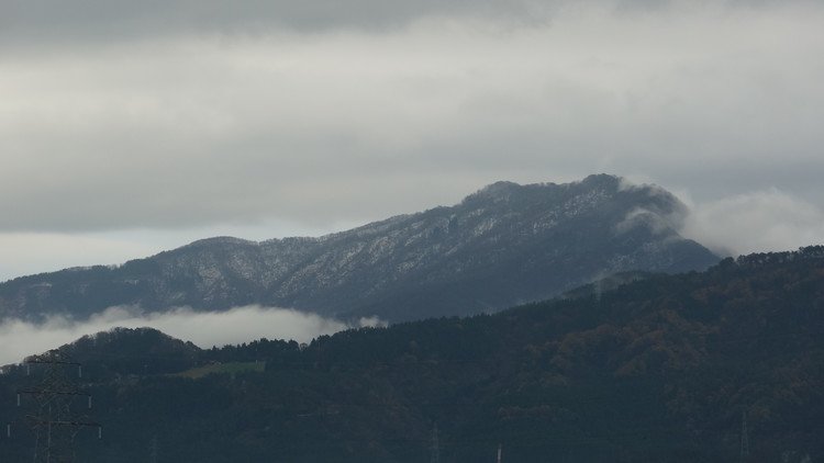 本日撮影した富山県南砺市高瀬神社正面前から閑乗寺公園方向の眺めです。 山頂にも雪が積もり季節は冬に確実に向かっています。 ‬