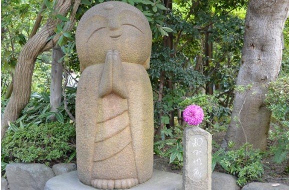 長谷寺で子宝 安産祈願 不妊治療をされている方の間では密かに子授け寺としても有名で 弁天洞という洞窟の前に 授け子宝 の御札が販売されています 長谷寺 は鎌倉の中でも特に観光客の多い大寺ですが 女性の Keypointweb Note