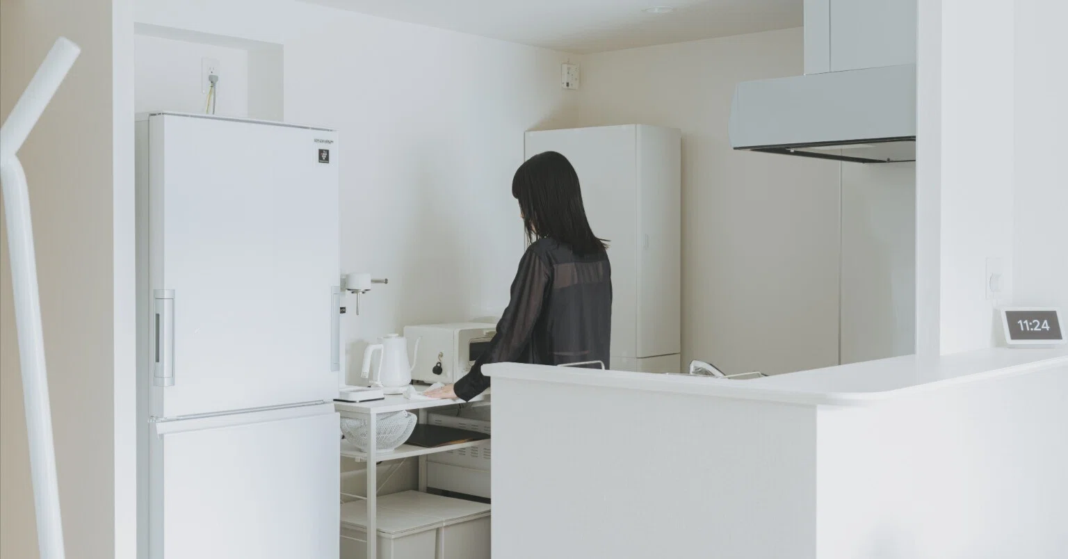 白』で揃えて、生活感を整えるキッチン」｜住まいと暮らし図鑑 byつぼとる