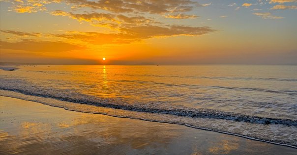 海の風景 海、そして海のある街。太陽が輝くある日にて、散歩の風景