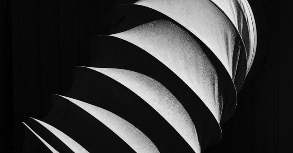 批評の座標 第5回】「外」へと向かい自壊する不可能な運動