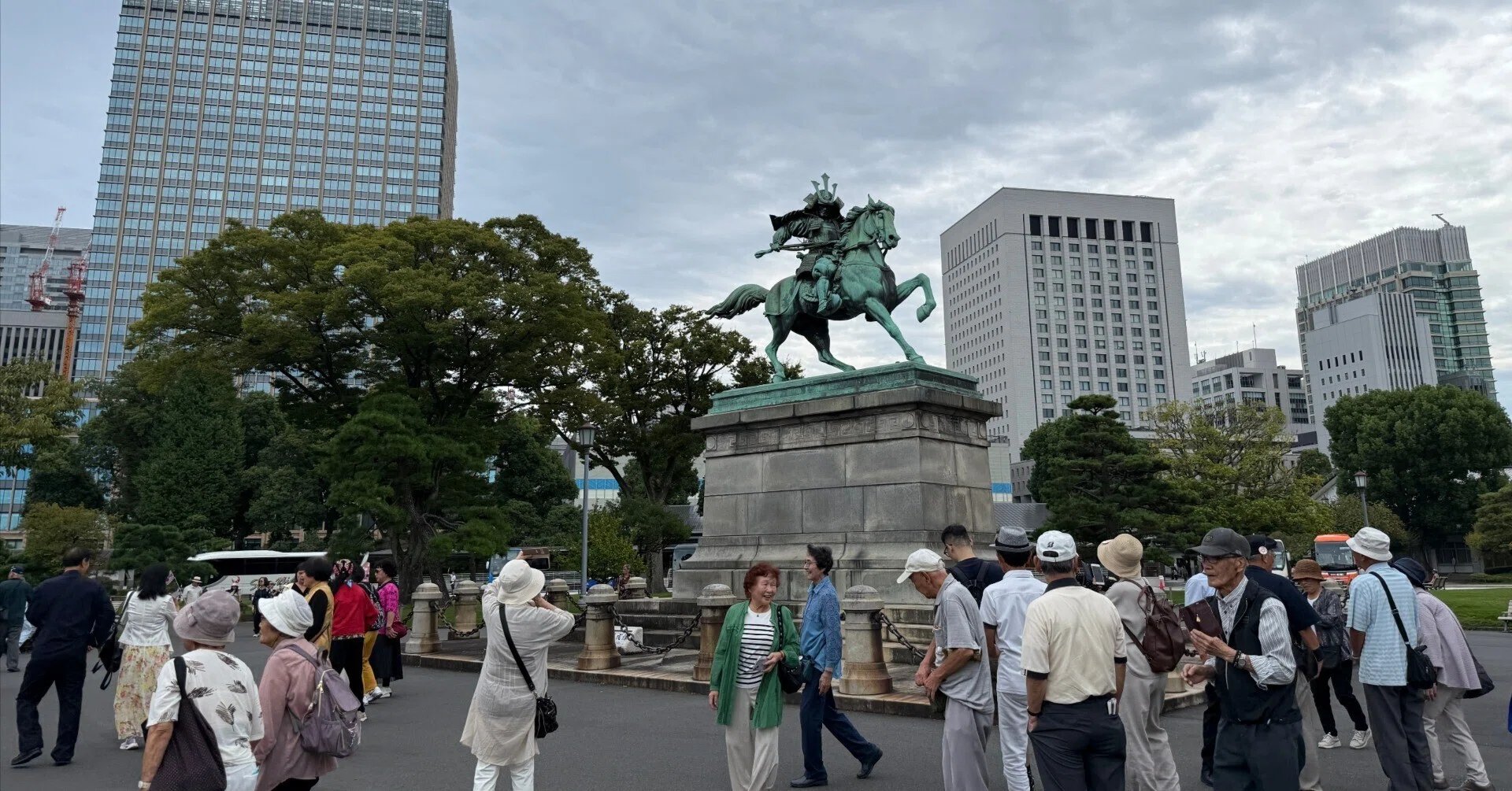 皇居】インバウンド大集合な皇居を見つつ、日比谷公園の楠木正成像を