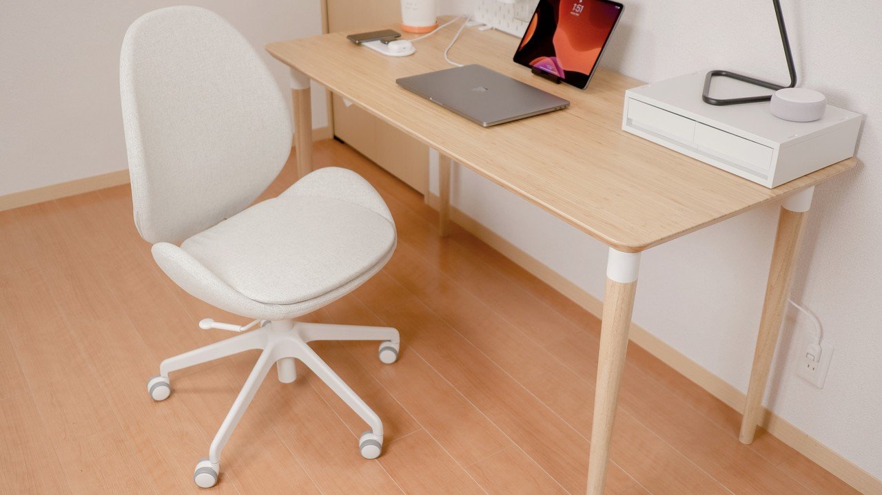 IKEAと無印良品と、Appleでつくるデスク｜マメ