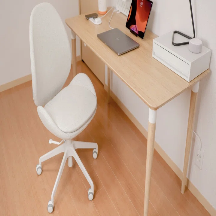 IKEAと無印良品と、Appleでつくるデスク｜マメ