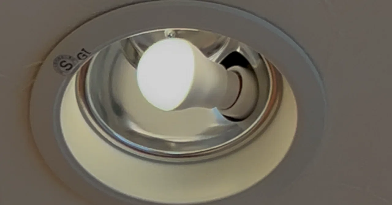 知り合いのカフェのダウンライトをLED電球に変えてみたところ。｜光の
