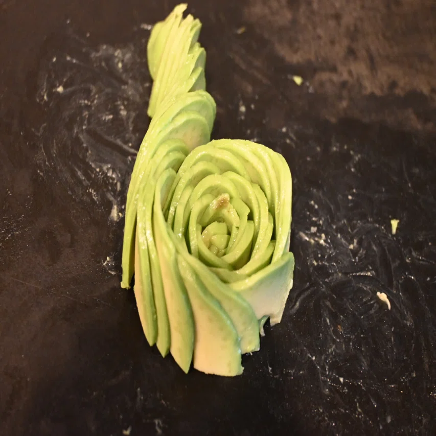 アボカドでお花を作ったら、気持ちがちょっと明るくなった話｜福岡範行