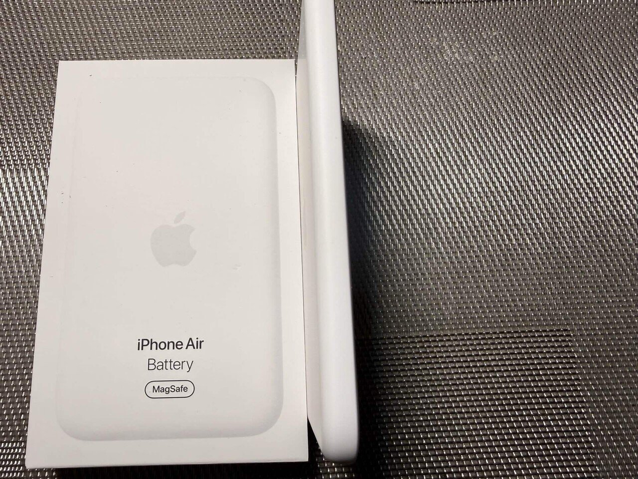 15,800円！iPhone Air専用Apple純正MagSafeモバイルバッテリーが到着