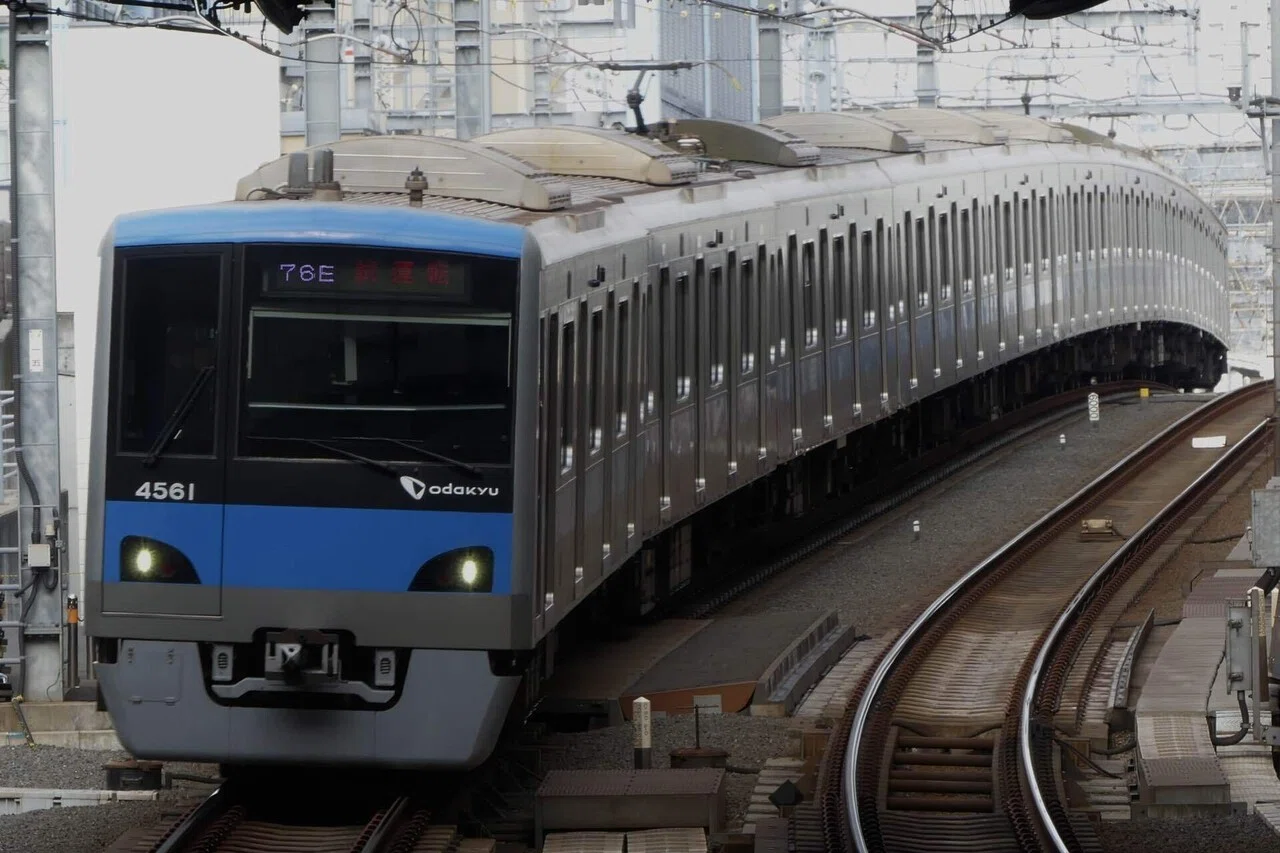 あかりわん 小田急4000系 小田急4000形 18周年｜小田原厚木道路