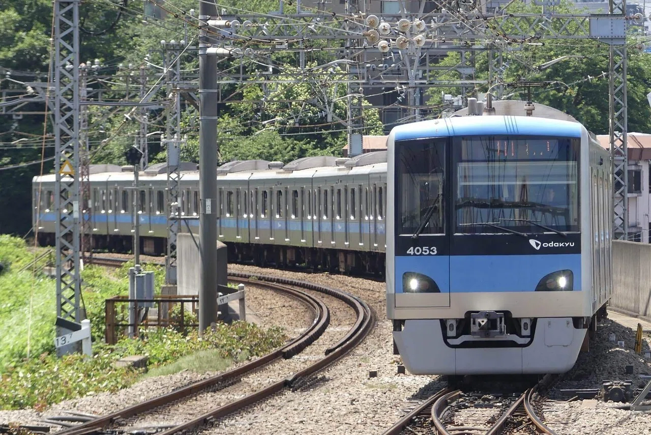 小田急4000形 18周年｜小田原厚木道路