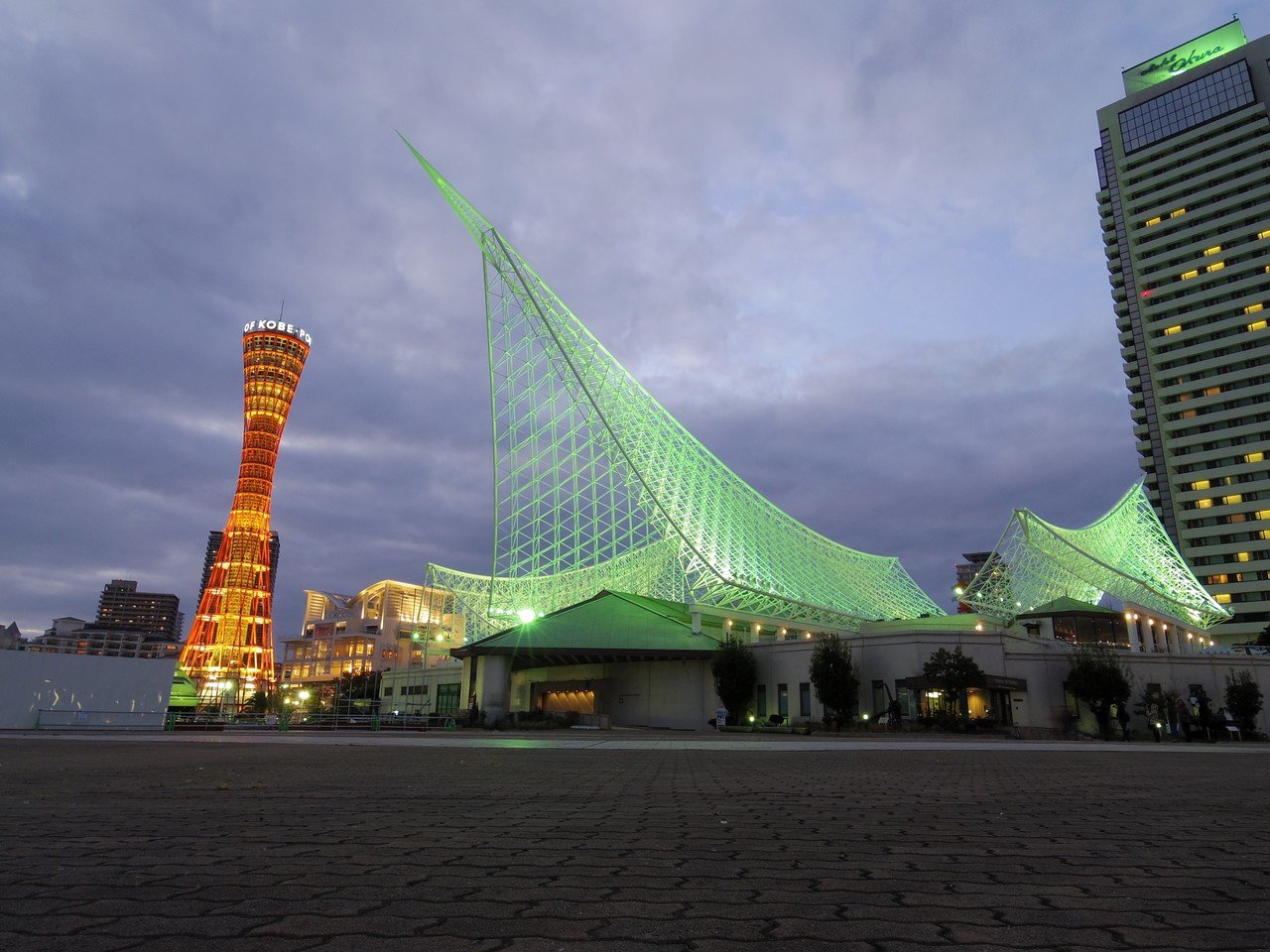 神戸の街と、夜景を望むレトロタワー｜ハイドロジャック